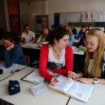 Im Unterricht am technischen Gymnasium in Sindelfingen erklärt eine Schülerin ihrer Mitschülerin den Lernstoff